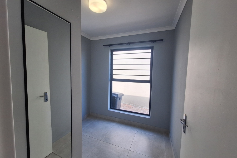 To Let 4 Bedroom Property for Rent in Protea Village Western Cape
